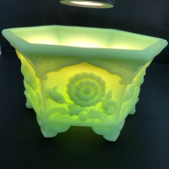 Fenton Glass Green Uranium Custard Chrysanthemum - Picture 4 of 7
